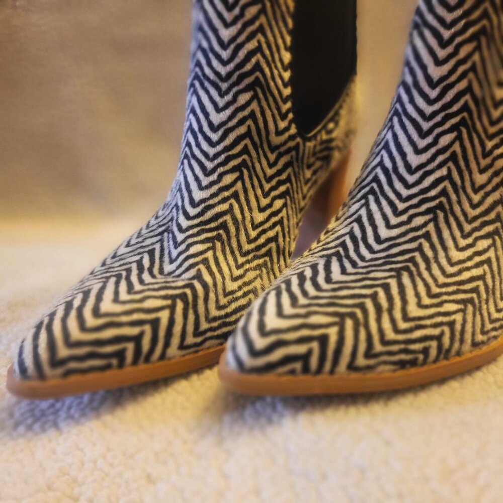 Oasis Society Esmee Black/White Faux Fur Patterned Chelsea Booties - Size 7.5 - Picture 6 of 9